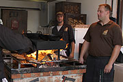 Rostbratwürstl werden weiterhin nach dem alten Rezept auf offenem Buchenholzfeuer gebraten (Foto: Martin Schmtz)